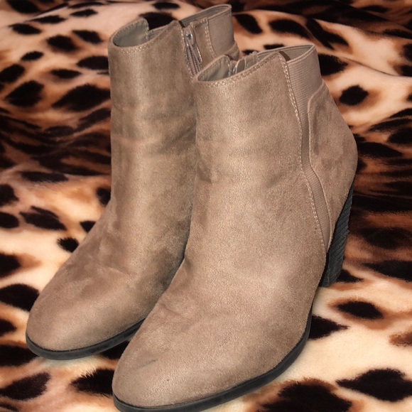 Women’s size 11 suede ankle boots - Picture 2 of 4
